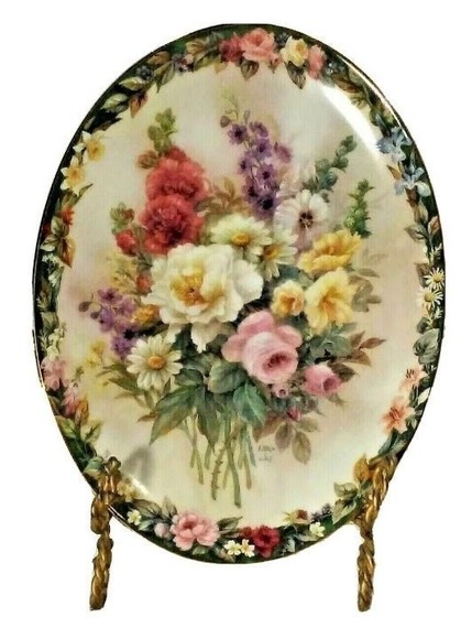 Forever in Bloom: Celebrating the Essence of Lena Liu's Limited Edition Cameos - Picture 3 of 6